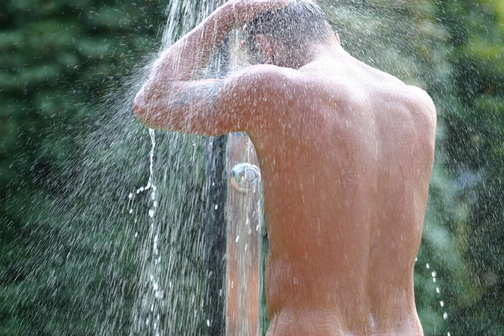 Soda batekin bainu ondoren, gizon batek dutxa fresko bat hartu behar du. 